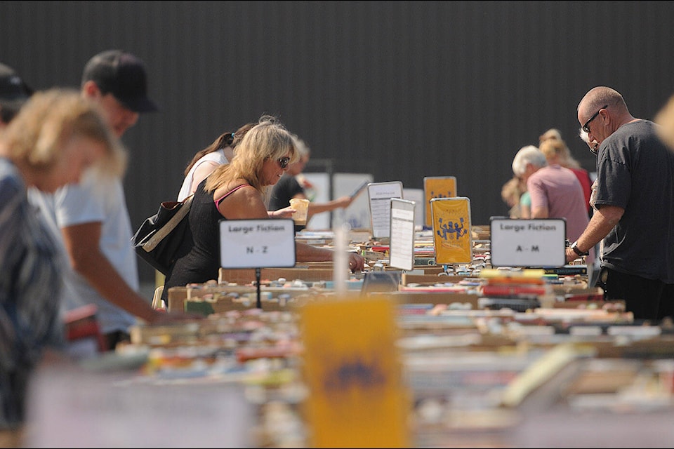People shop for books during the Chilliwack Rotary Outdoor Book Sale on Saturday, Aug. 26, 2023. (Jenna Hauck/ Chilliwack Progress) 