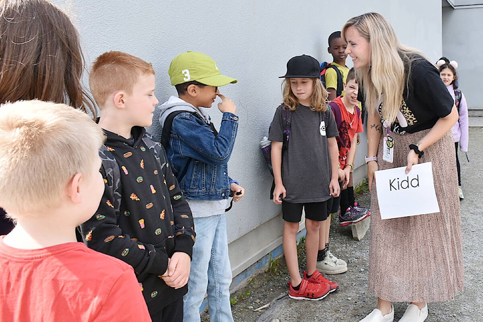 Grade 1/2 teacher Brittni Kidd asks student Tomas Canas Molina about his summer vacation before the start of the school day on Tuesday, Sept. 5. (Colleen Flanagan/The News) 