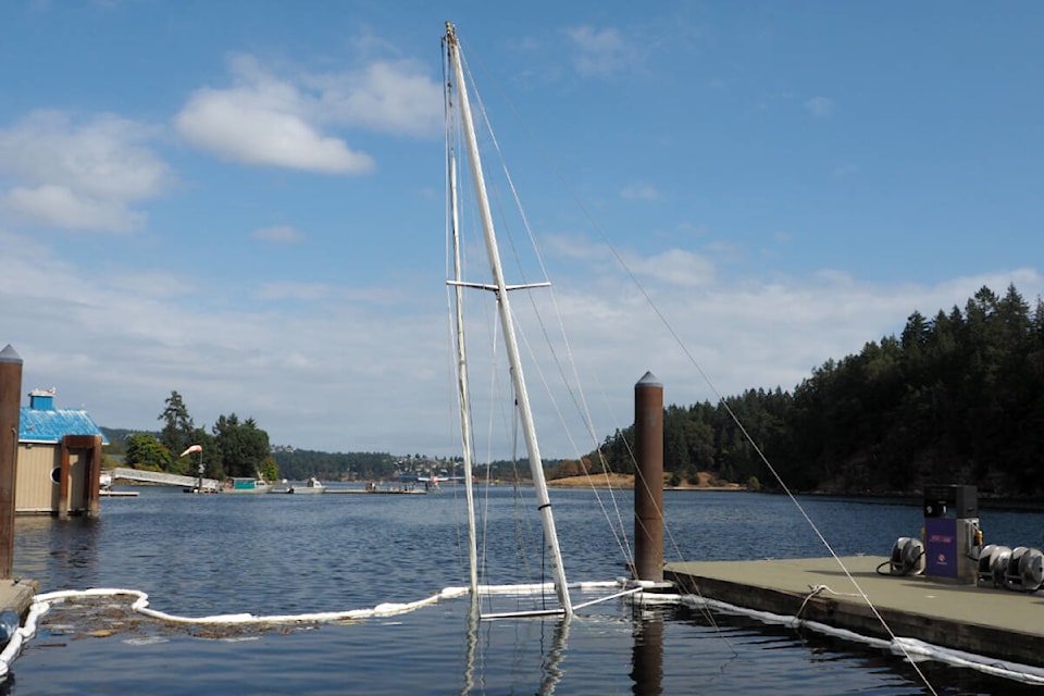 web1_230905-nbu-sailboat-sinks-_1