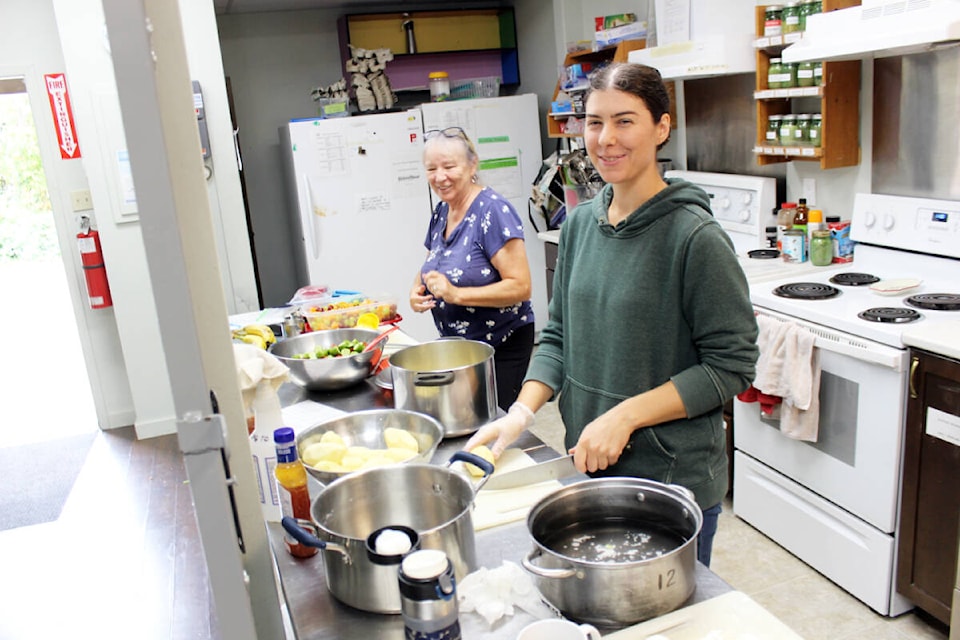 Kathy Knight, left, and Emily Bumstead prepare food in the Cowichan Neighbourhood House Association kitchen. (Photo by Don Bodger) 