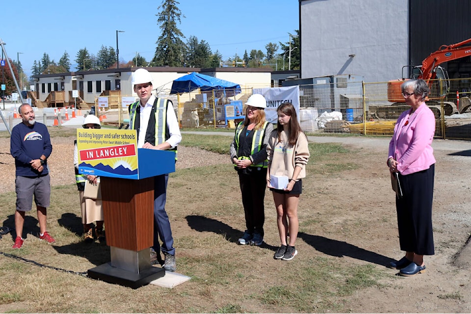 web1_230914-lat-hc-ewartmiddleschoolfunding-
