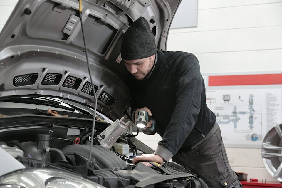 web1_230918-vne-teen-sued-for-car-mechanic_1