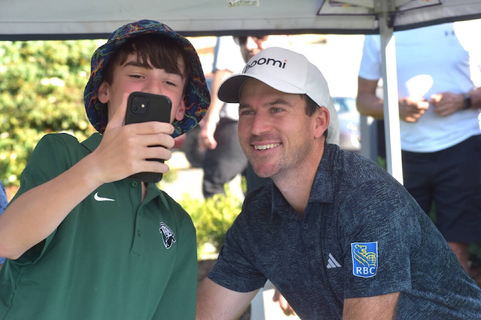 Taylor poses for a selfie with a young fan. (Ben Lypka/Abbotsford News) 