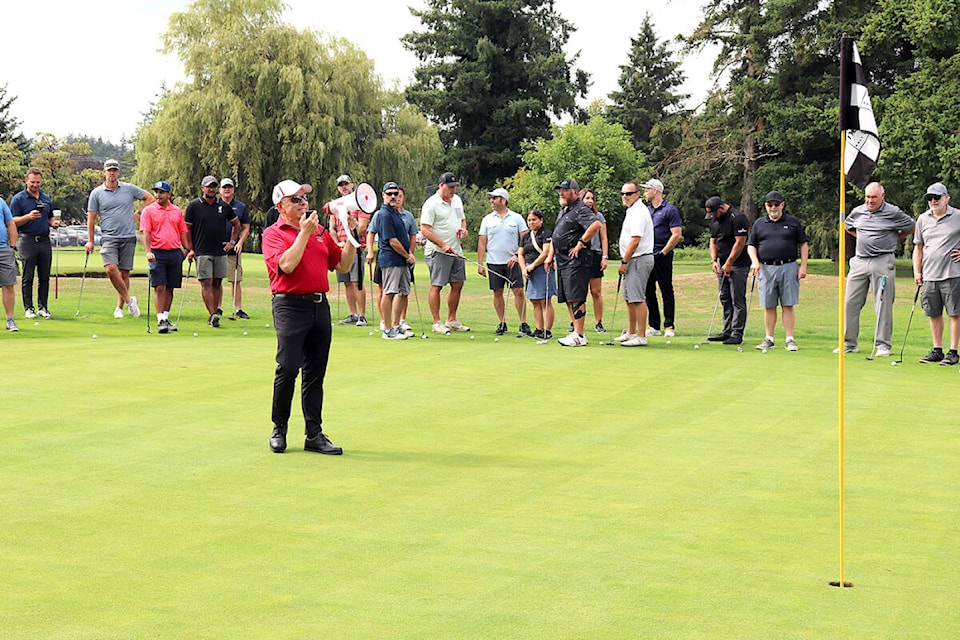 Peter Luongo, vice-president of the school foundation, organized the mega putt contest to kick off the golf tournament. (Special to 91ԭ Advance Times) 