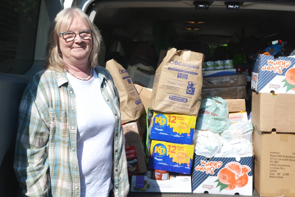 web1_230922-lat-ke-thanksgivingfooddrive-_2