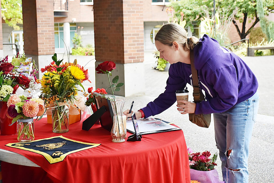 web1_230925-mrn-cf-obrien-condolences-book-rcmp_17