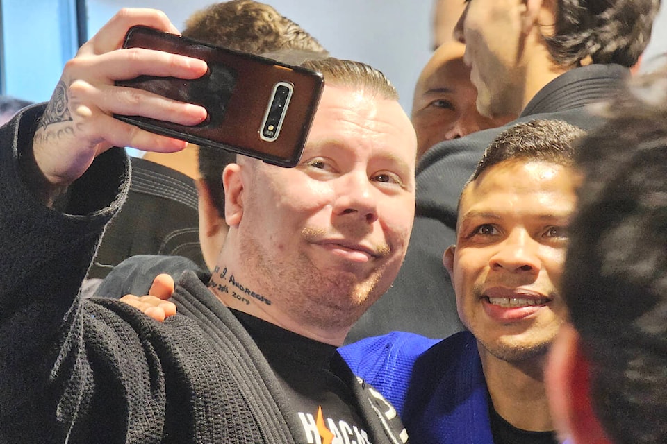 91ԭ MMA champion Bibiano “The Flash” Fernandes (right) posed for a selfie. The Willoughby resident attracted some big names in the sport to the Oct. 14 opening of his new martial arts academy, billed as a “Meet The Legends” opportunity. (Dan Ferguson/91ԭ Advance Times) 