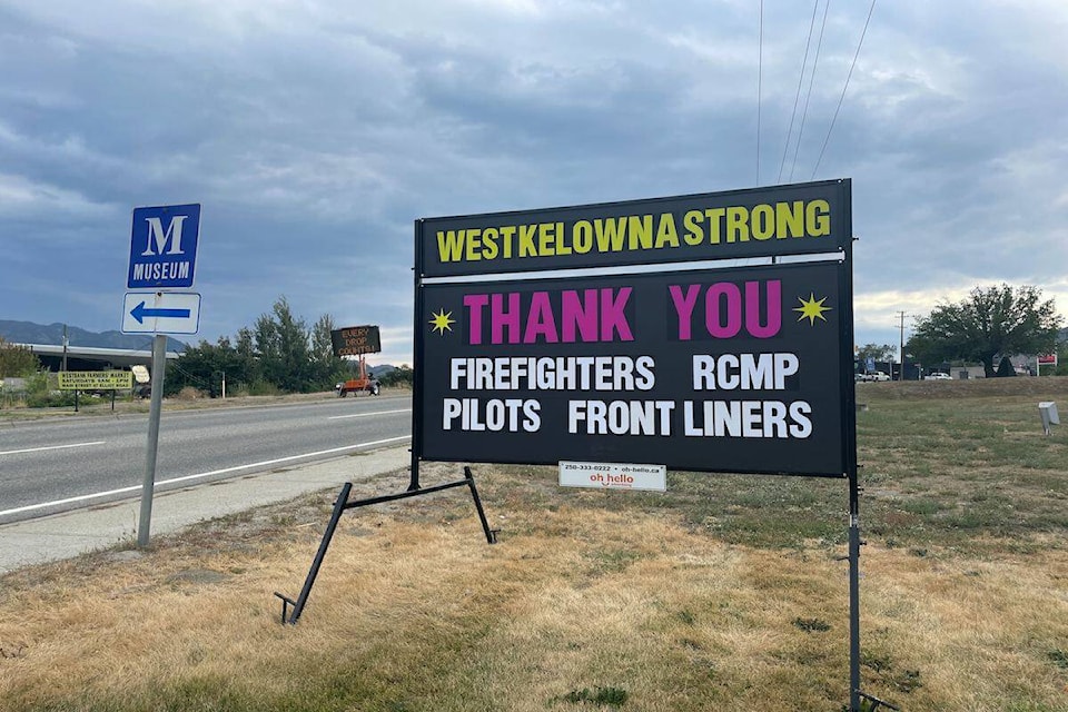 web1_230831-kcn-thank-firefighter_5