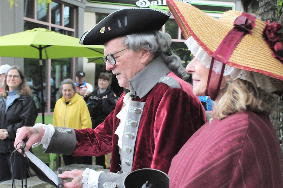 web1_231004-pqn-town-crier-returning-lenmustard_1