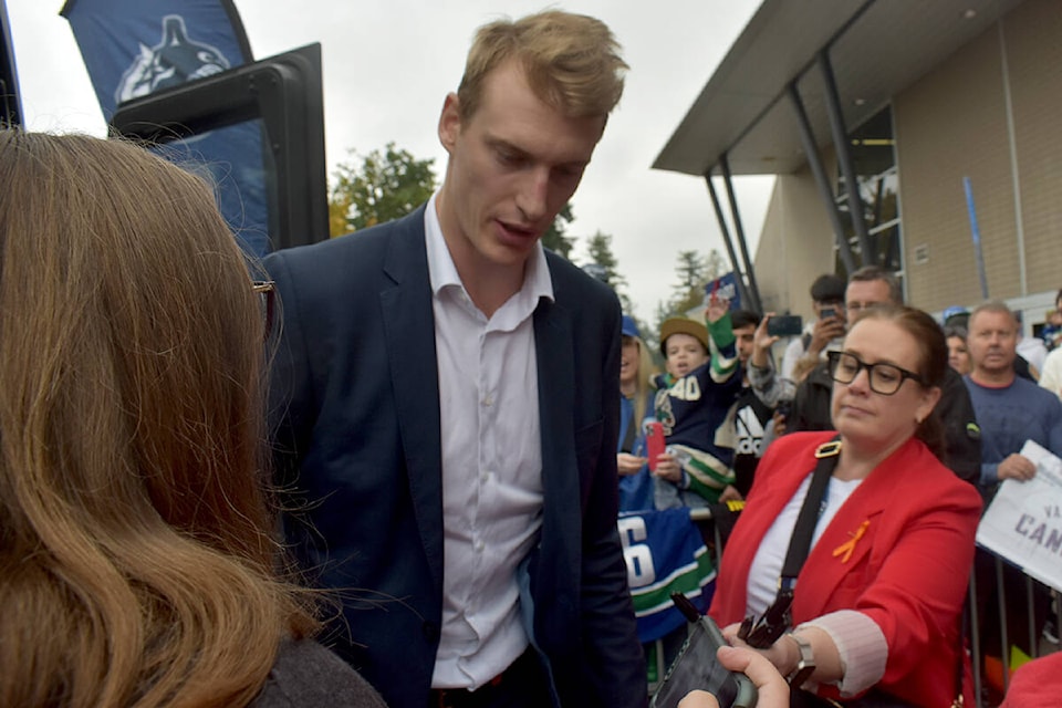 Tyler Myers exits the bus. (Ben Lypka/Abbotsford News) 
