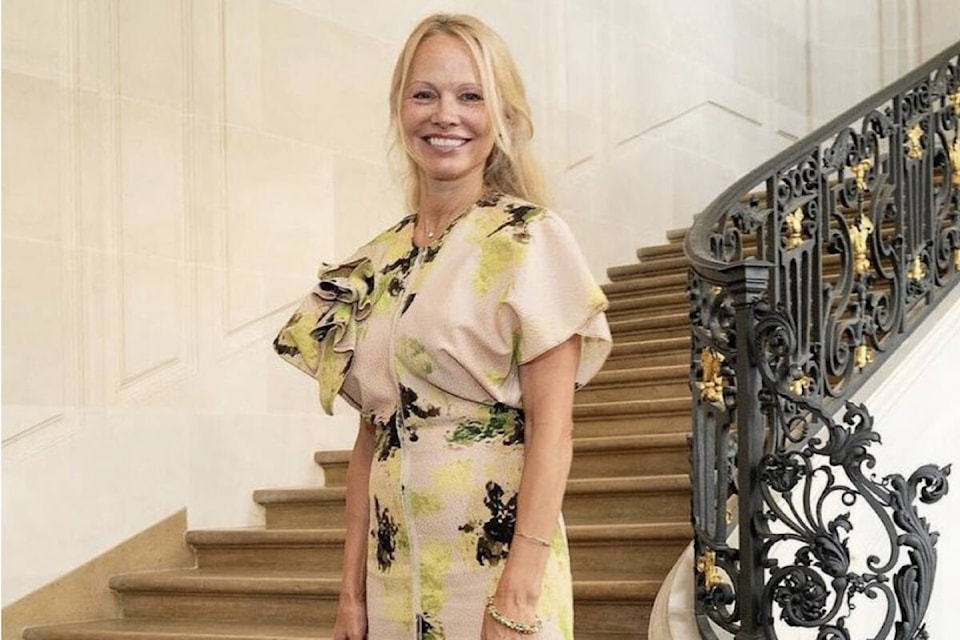 Pamela Anderson makes bare-faced appearance at Paris Fashion Week ...