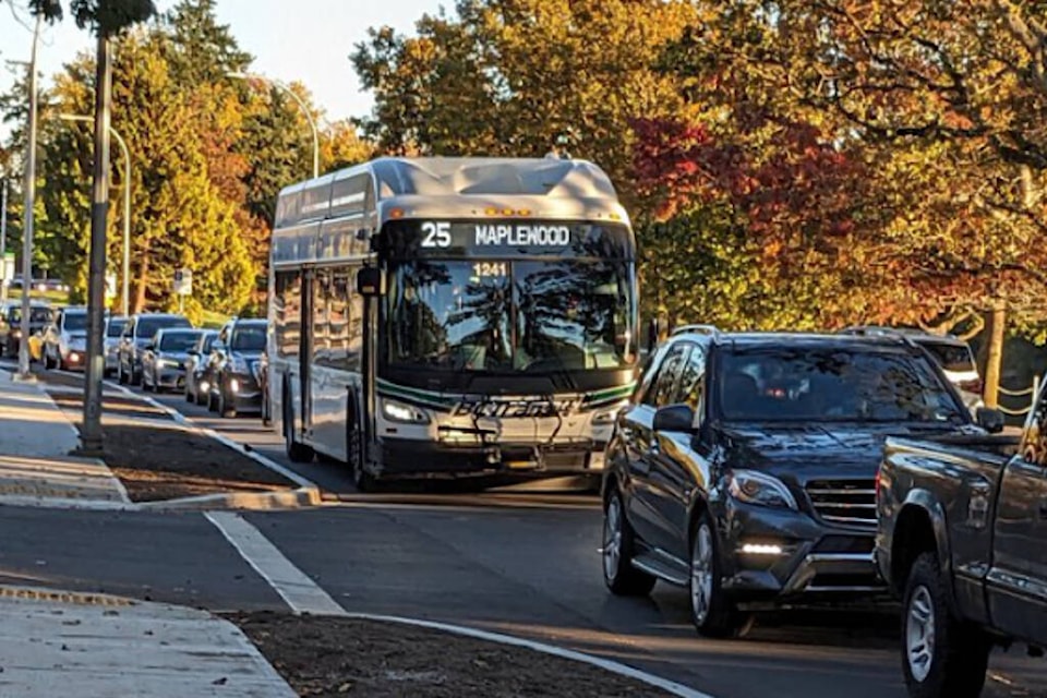 The number 25 bus going the opposite direction of downtown. (Courtesy of @RunfarBikeslow/X) 