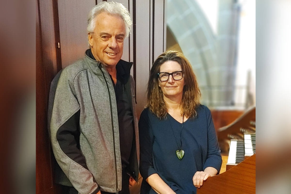 Organiste du PQB et journaliste scientifique planifiant un concert sur l’énergie verte Organiste du PQB et journaliste scientifique planifiant un concert sur l’énergie verte