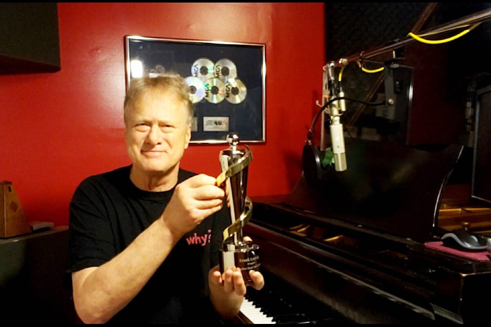 Frank Ludwig with his Canadian Music Hall of Fame statuette at the piano. (Photo by Frank Ludwig) 