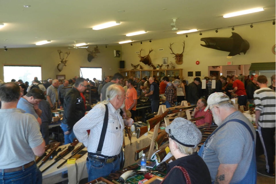 web1_231013-cvr-s-gunshow-1_1