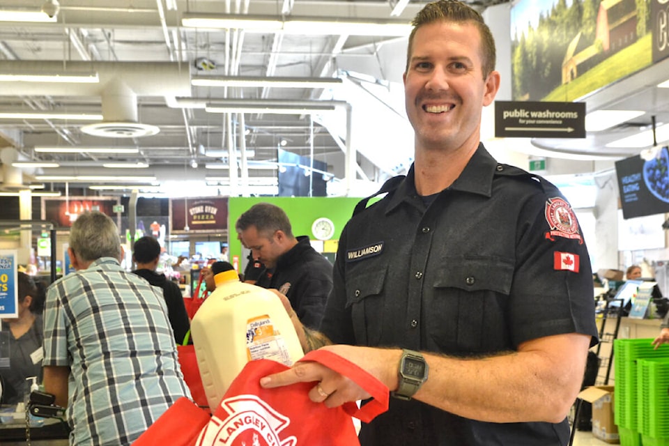Ryan Williamson, firefighter with the 91ԭ City fire department, bagged groceries at Save-On-Foods and shared tips with shoppers on Friday, Oct. 13. (Kyler Emerson/91ԭ Advance Times) 