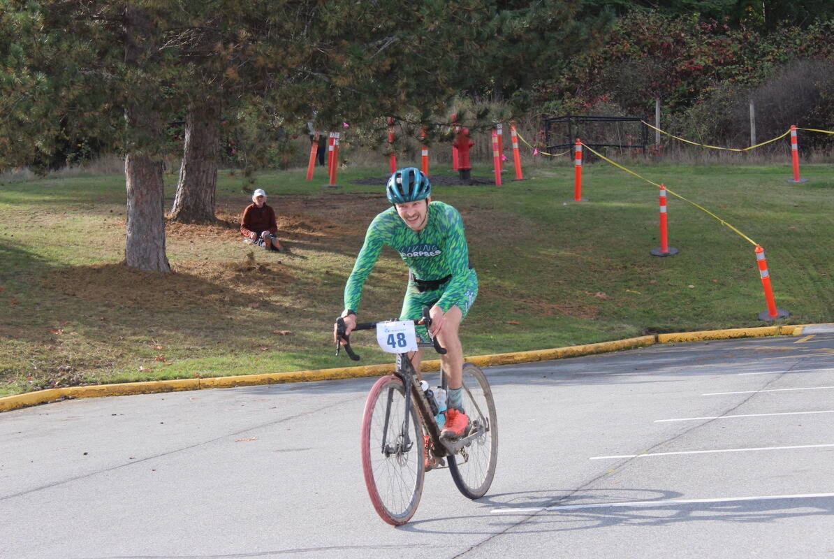 Over 400 ride during Greater Victoria s Tripleshot CrossFondo Oak