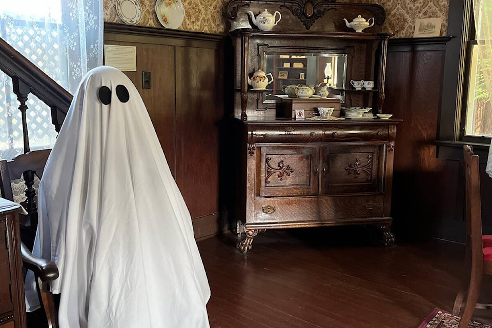 web1_231019-mrn-bt-haneyhauntedhouse_3