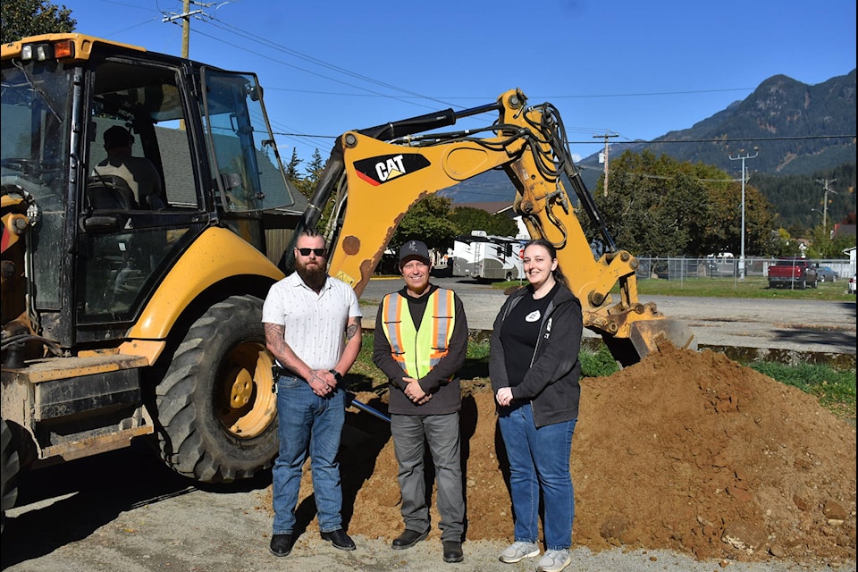 Left: Ryan Ellan (middle), the president of Tashme Historical Society, Sarah Brown (right), Hope, Cascades & Canyons Visitor Centre’s manager, and Coun. Zachary Wells (left), were in attendance to witness the event. (Kemone Moodley/Hope Standard) 