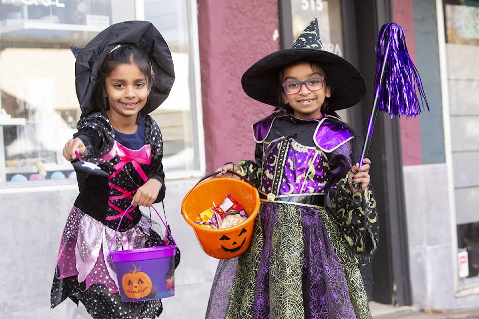 web1_231025-cvr-c-halloweenparade-1_1