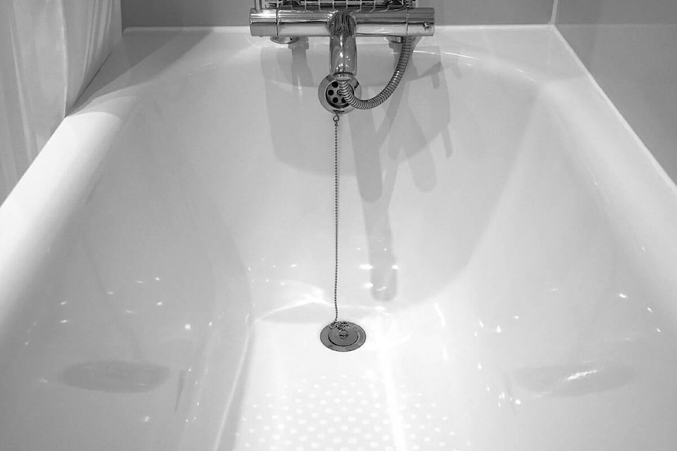 web1_231025-ktw-poopburglar-bathtub_1