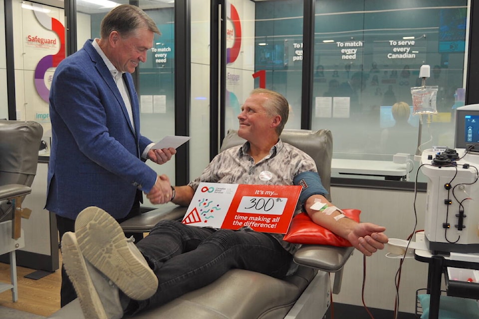 鶹ѡ Mayor Tom Dyas congratulates Peter Teschner during his milestone, 300th blood donation. (Heather Black/Capital News) 
