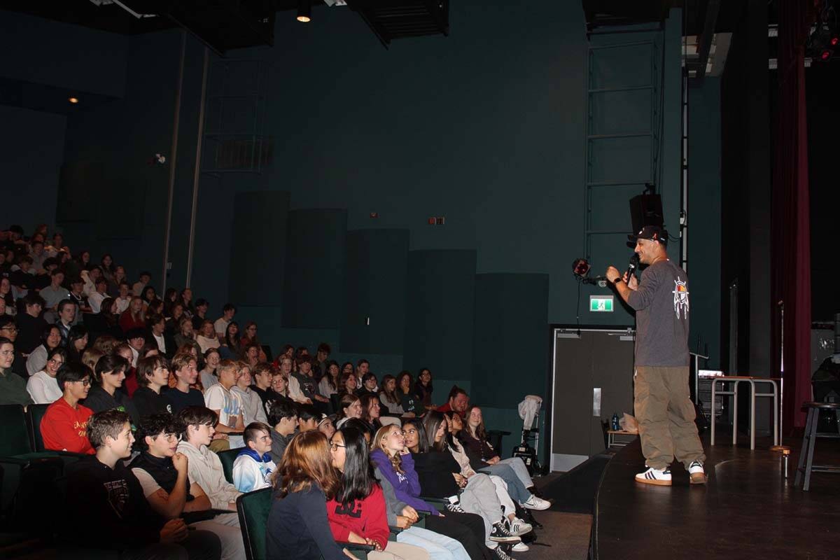 Un rappeur algonquin français partage sa culture et sa musique avec des étudiants de South Surrey