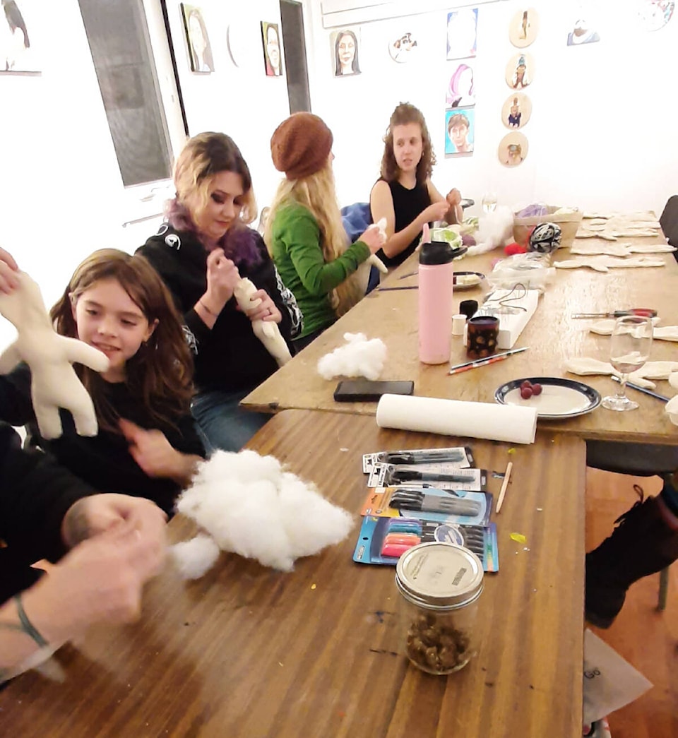 web1_231026-wlt-dollmaking_11