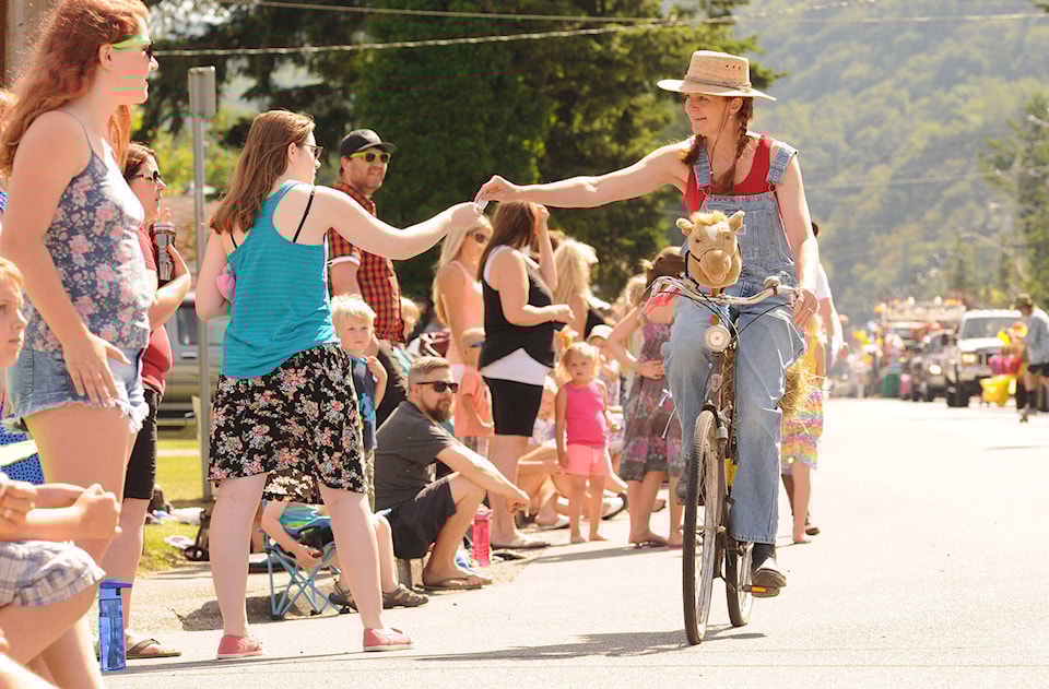 web1_yarrow-days-parade1