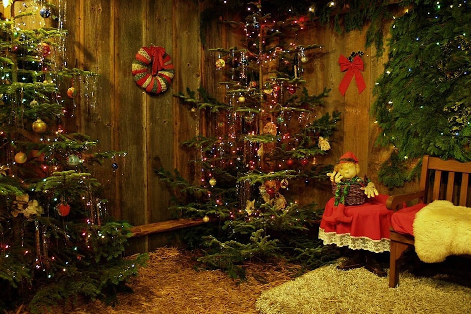 web1_181210-cvr-m-pc018616-santa-s-barn-v2
