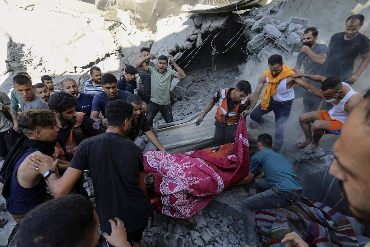 Israeli warplanes hit refugee camps in Gaza Strip, killing scores
