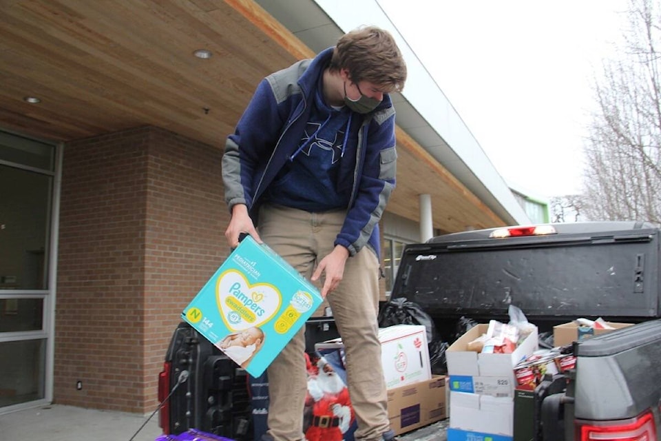 web1_211210-obn-oakbayhighfooddrive_5