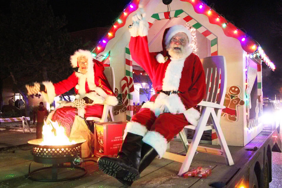 Mrs. Claus and Santa Claus finished off the 2022 100 Mile House Santa Claus parade with a warm fire keeping them toasty. (Patrick Davies photo - 100 Mile Free Press) 