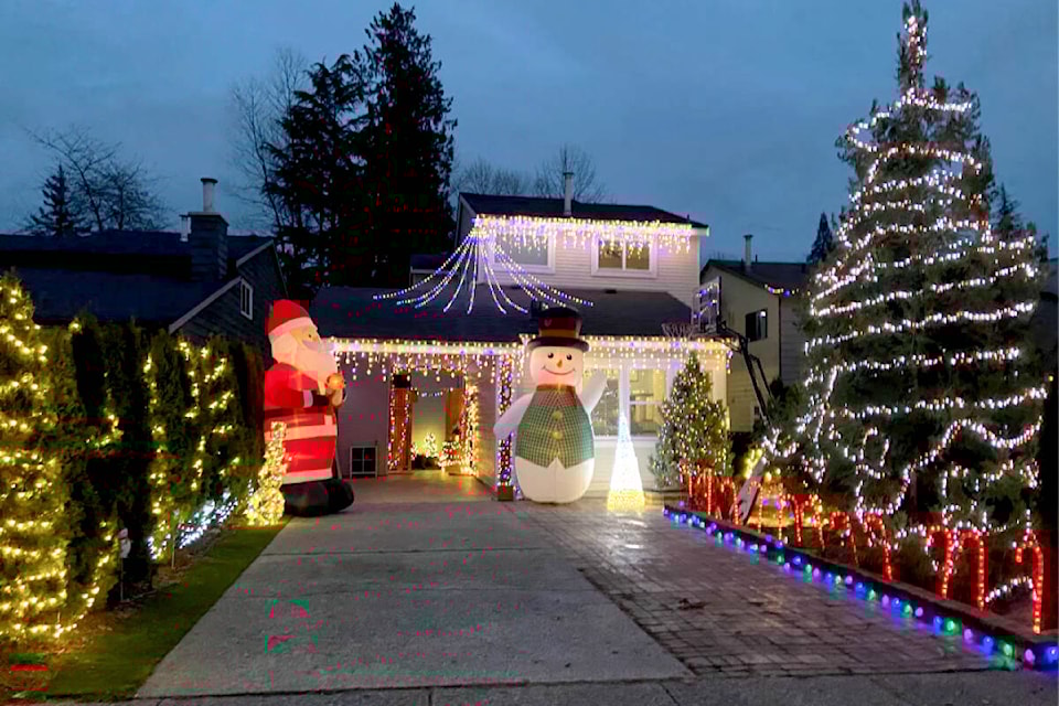 web1_221130-mrn-bt-christmaslights_3