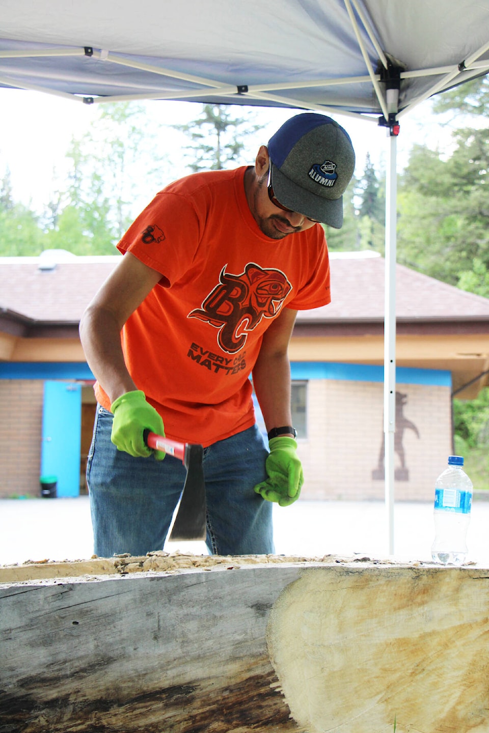 web1_230601-omh-canoe-carving_3