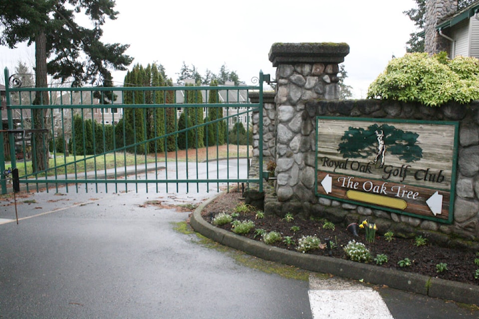 web1_231102-sne-royaloakgolfcoursepurchase-royaloak_2