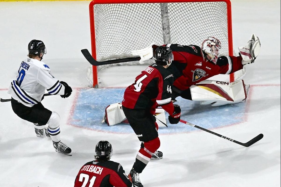  Giants goaltender Matthew Hutchison kept his team in the game, stopping 39 shots as Vancouver lost 3-2 to the Wenatchee Wild on Friday night, Nov. 3, at the Town Toyota Center. (Russ Alman/Special to 91ԭ Advance Times) 