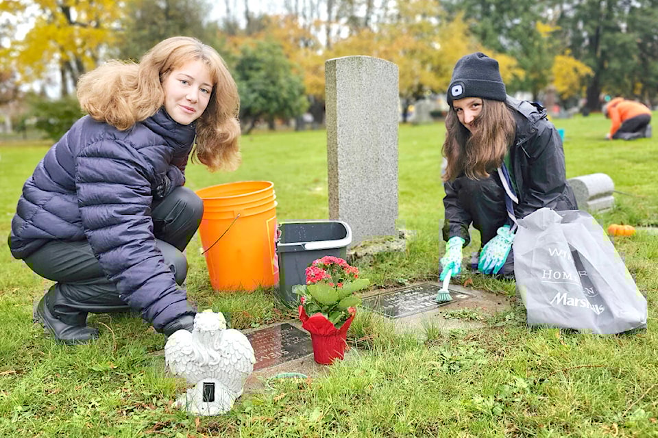 web1_231104-lat-df-remembrance-day-headstones_2