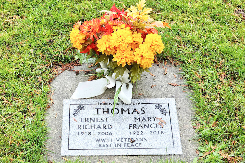 web1_231104-lat-df-remembrance-day-headstones_6