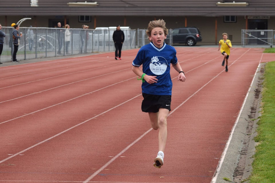 Rowan Hodgson of Alberni Elementary School finishes first in the Grade 6/7 boys’ division, followed in close pursuit by second place Kai Grigg of Wickaninnish Elementary School. (ELENA RARDON / Alberni Valley News) 