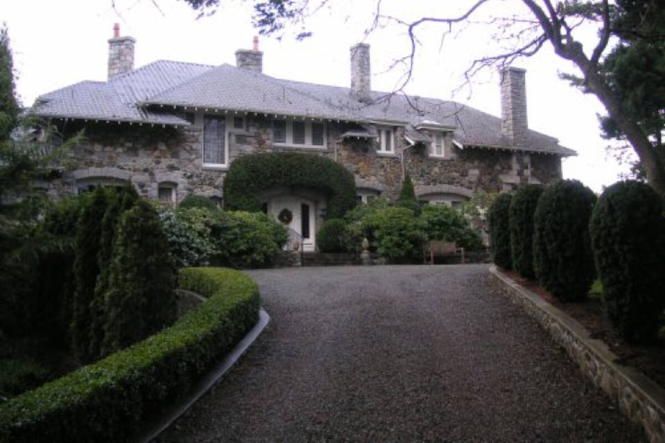 web1_231108-obn-kingsmount-mansion-sale-oak_1
