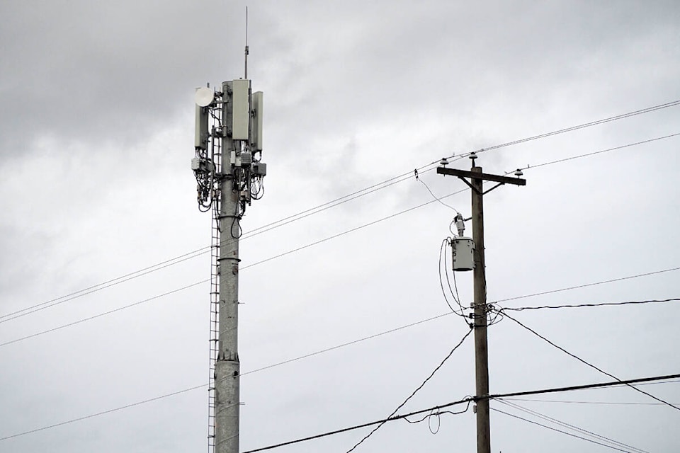 web1_231109-nbu-install-cellphone-tower-north-nanaimo_1