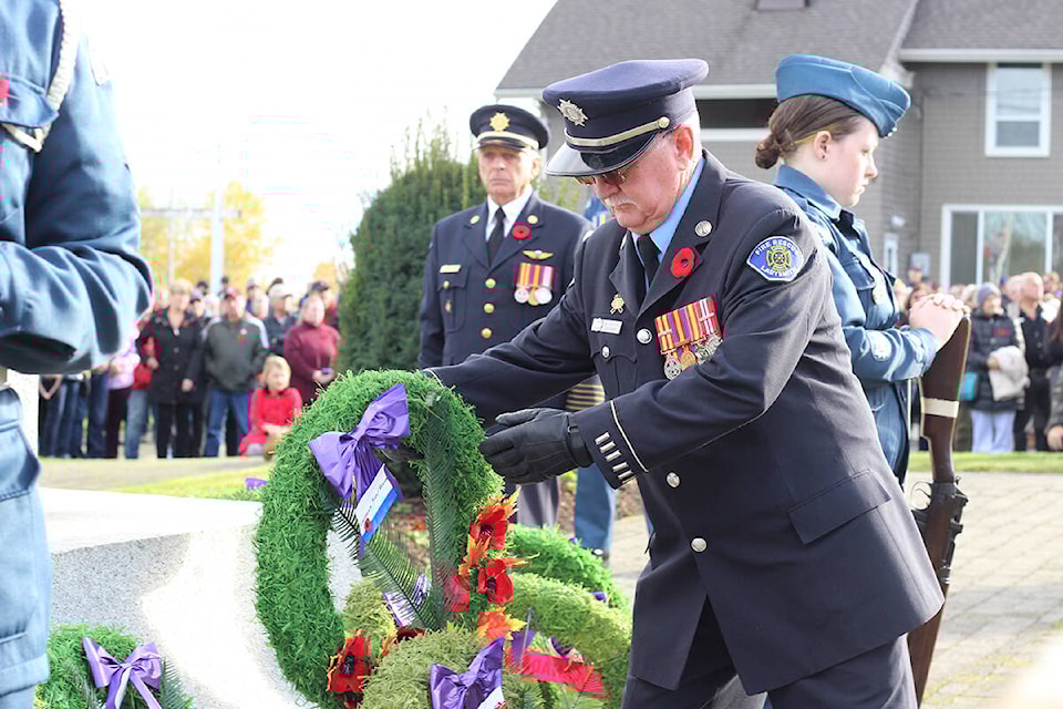 Ladysmith Fire Rescue lieutenant Jody Griffiths lays a wreath during Ladysmith’s 2023 Remembrance Day ceremony. (Greg Sakaki/News Bulletin) 