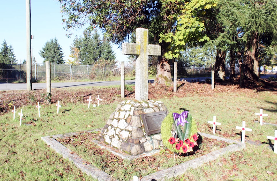 web1_231116-chc-remembrance-day-cemetery-crosses_2