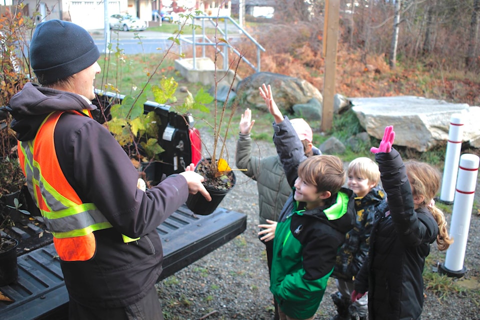 web1_231116-crm-greenways-jr-streamkeepers-planting-schools_6