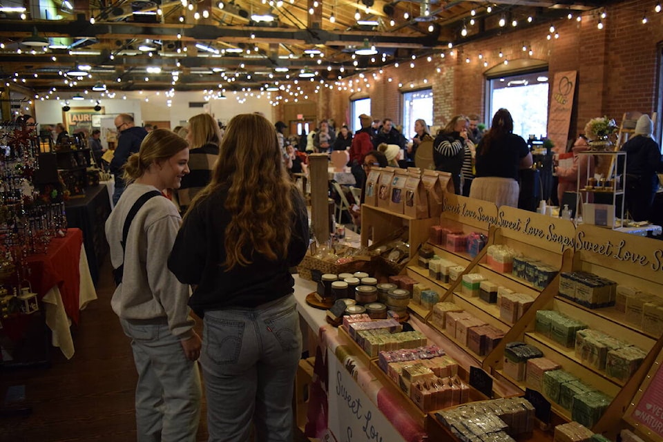 The Artisan Showcase winter market at Laurel Packinghouse in 鶹ѡ on Nov. 12, 2023. (Brittany Webster/Capital News) 