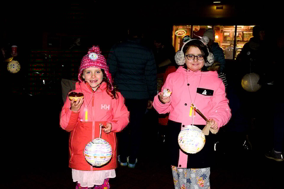 Myrah (left) and her sister Ruby (right) hold glowsticks and paper lanterns (Morgan Powell) 
