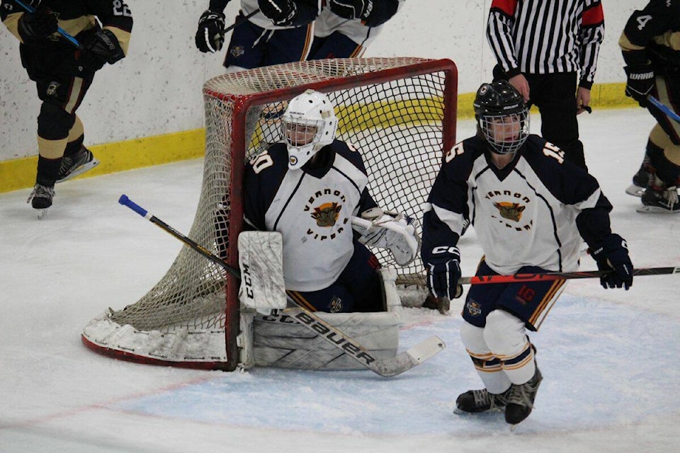 web1_231116-vms-hockey-_1