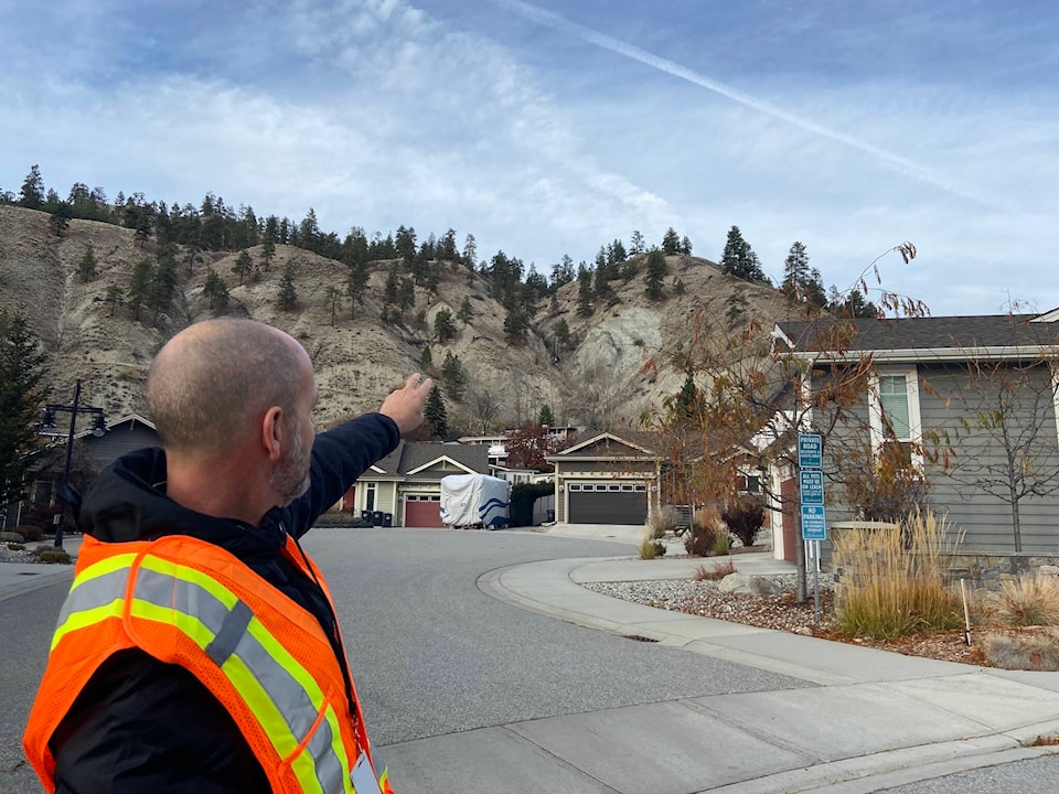 B.C. homes evacuated as large slab threatens to fall off rock face