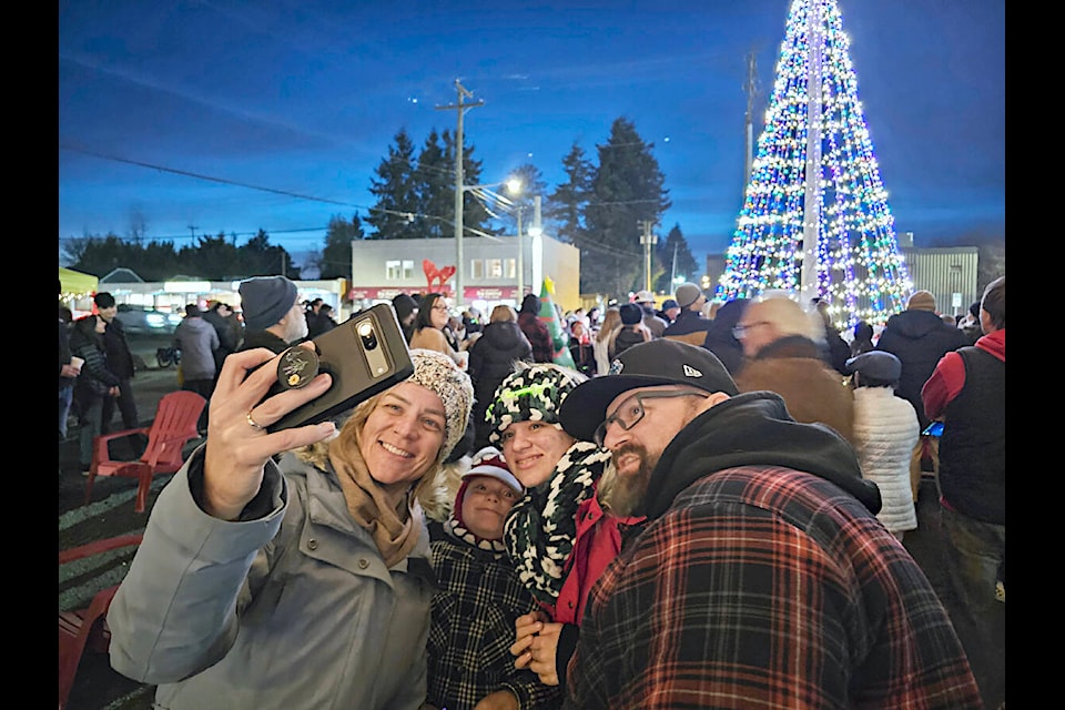 A family took a selfie. Hundreds packed the plaza at 272nd Street and Fraser Highway on Sunday, Nov. 26 for the Aldergrove Christmas treelighting. (Dan Ferguson/91ԭ Advance Times) 